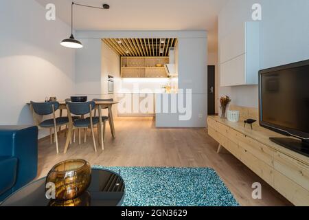 Küche mit Wohnzimmer in moderner Wohnung verbunden Stockfoto