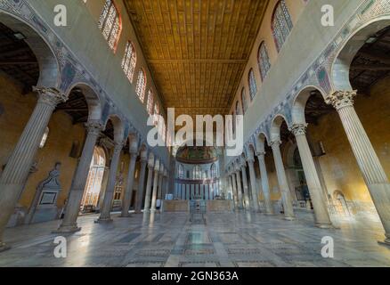 Rom, Italien - 21. August 2021 Basilika Santa Sabina all'Aventino interior. Es ist das perfekte Beispiel einer christlichen Basilika aus dem 5. Jahrhundert Stockfoto