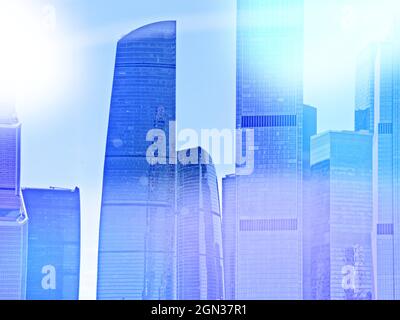 Silhouetten von Business-Wolkenkratzern und modernen Bürogebäuden von Moskau City gegen den Himmel mit Sonnenlicht. Betriebswirtschaftliche und wirtschaftliche Hintergründe Stockfoto