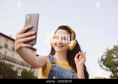 Kurzgeschnittene, nicht erkennbare Ärztin in Schutzuniform und Latex Handschuhe zur Impfung einer anonymen afroamerikanischen Patientin in clini Stockfoto