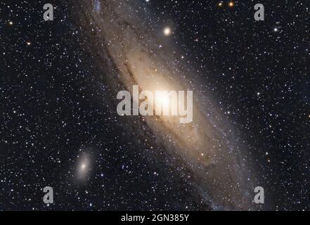 Die Andromeda-Galaxie, auch bekannt als Messier 31, M31 oder NGC 224 und die Satellitengalaxien M32 und M110. Teleskop 80 mm Öffnung Stockfoto