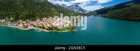 Panoramablick auf den ruhigen Lago di Barcis mit türkisfarbenem Wasser in Italien Stockfoto