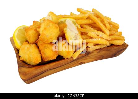 Tempura zerschlagene Chicken Nuggets und Pommes frites in einem auf weißem Hintergrund isolierten Serviergericht aus Olivenholz Stockfoto
