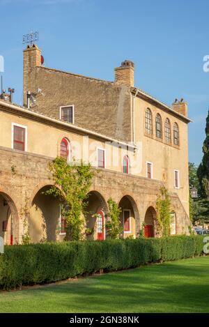 Typisches Landhaus in Bolgheri in der Toskana, Bauernhof, Bauernhof mit Weinberg Stockfoto