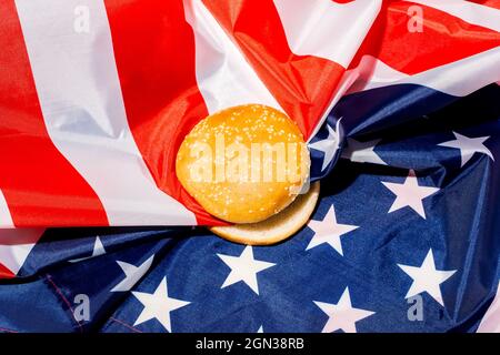 Von oben Sesambun Hälften auf USA Flagge mit Stern und Streifen Ornament am Unabhängigkeitstag Stockfoto