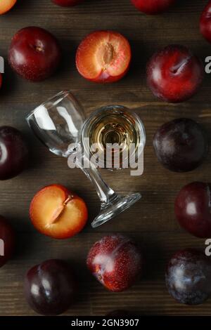 Pflaume Wodka Schuss und Zutaten auf Holztisch Stockfoto