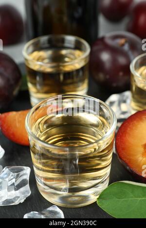 Konzept von Alkohol mit Pflaume Wodka, Nahaufnahme Stockfoto