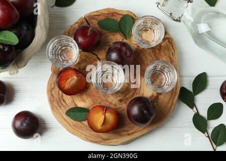 Konzept von Alkohol mit Pflaume Wodka, Draufsicht Stockfoto