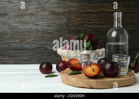 Konzept von Alkohol mit Pflaume Wodka, Raum für Text Stockfoto