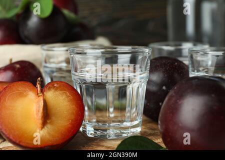 Konzept von Alkohol mit Pflaume Wodka, Nahaufnahme Stockfoto