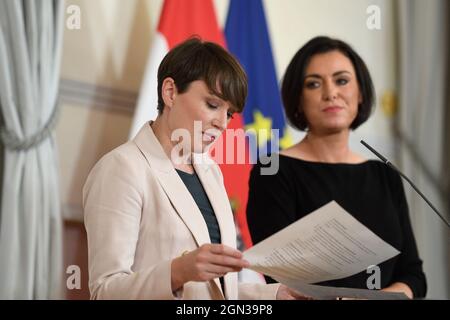 Wien, Österreich. 22th September 2021. Presselounge nach dem Ministerrat mit der Grünen-Clubvorsitzenden Sigrid Maurer (L) und Elisabeth Köstinger (R), Bundesministerin für Landwirtschaft, Regionen und Tourismus. Thema: Digitalisierung und 3G-Regel (getestete geimpfte Genesung). Stockfoto