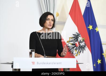 Wien, Österreich. 22. September 2021. Pressesaal nach dem Ministerrat mit Elisabeth Köstinger , Bundesministerin für Landwirtschaft, Regionen und Tourismus (ÖVP). Thema: Digitalisierung und 3G. Regel (geprüfte geimpfte Genesung). Stockfoto