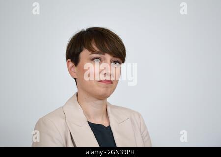 Wien, Österreich. 22. September 2021. Pressesaal nach dem Ministerrat mit Klubvorsitzender der Grünen Sigrid Maurer (die Grünen). Thema: Digitalisierung und 3G. Regel (geprüfte geimpfte Genesung). Stockfoto