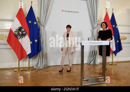 Wien, Österreich. 22th September 2021. Presselounge nach dem Ministerrat mit der Grünen-Clubvorsitzenden Sigrid Maurer (L) und Elisabeth Köstinger (R), Bundesministerin für Landwirtschaft, Regionen und Tourismus. Thema: Digitalisierung und 3G-Regel (getestete geimpfte Genesung). Stockfoto