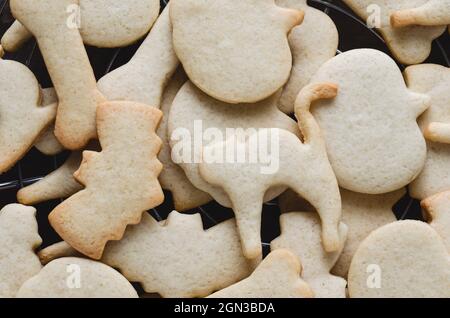 Halloween-Kekse in verschiedenen Formen im Ofen gebacken. Speicherplatz kopieren. Konditorei-Konzept. Makrofotografie. Stockfoto