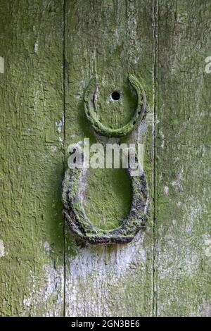 Horseshoes, ein Glücksbringer, um Glück zu bringen, auf einer verunglückten, alten Hütte vor der Tür, Westgate in Weardale, County Durham, Großbritannien Stockfoto