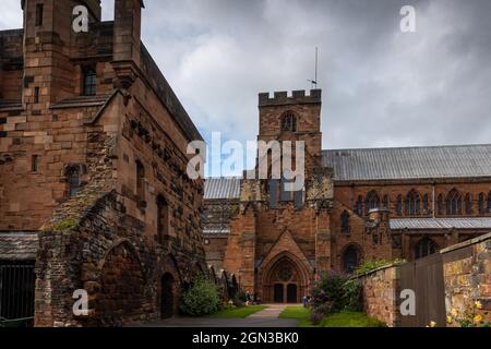 Carlisle Cathedral (die Kathedrale der Heiligen und ungeteilten Dreifaltigkeit) in der nördlichen Stadt Carlisle, Cumbria, England, Großbritannien Stockfoto