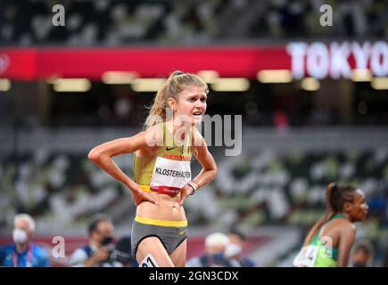 Tokio, Japan. August 2021. Konstanze KLOSTERALFEN (Deutschland/8. Platz) im Ziel erschöpft. Leichtathletik, 10000-m-Finale der Frauen, 10.000-m-Finale der Frauen, an den Olympischen Sommerspielen 07.08.2021 2020 ab 23.07. - 08.08.2021 in Tokio/Japan. â Credit: dpa/Alamy Live News Stockfoto