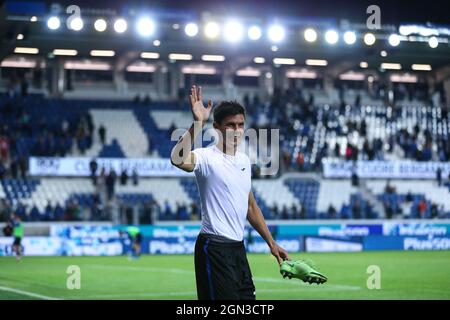 Bergamo, Italien. September 2021. Matteo Pessina (Atalanta Bergamasca Calcio) begrüßt den Fan nach dem Sieg bei Atalanta BC gegen US Sassuolo, Italienische Fußballserie A Spiel in Bergamo, Italien, September 21 2021 Quelle: Independent Photo Agency/Alamy Live News Stockfoto