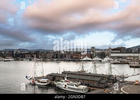 Oslo, Norwegen. September 2021. Panoramablick auf den Stadthafen Stockfoto