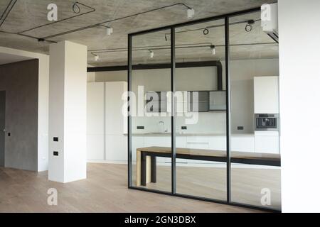 KIEW, UKRAINE - 27. Dezember 2018: Modernes Zimmer nach der Renovierung und Renovierung mit moderner Glaswand und Loft-Küche-Inneneinrichtung. Stockfoto