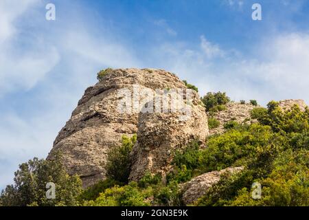 Konglomerate Berge mit blauem Himmel und dünnen Wolken in der Sierra de Montserrat Katalonien Spanien Stockfoto