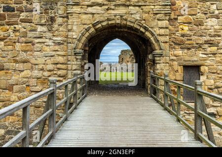 Eintritt zu den St. Andrews Castle Ruinen aus dem 13. Jahrhundert, eine beliebte Touristenattraktion in dieser berühmten Universitätsstadt, St. Andrews, Schottland. Stockfoto