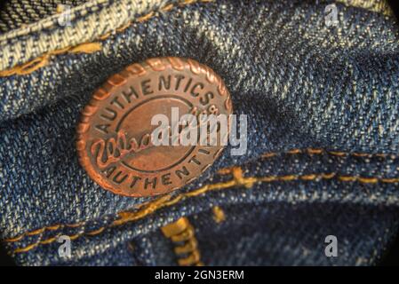 Den Helder, Niederlande. September 2021. Nahaufnahme der Knöpfe an einer Jeans. Hochwertige Fotos Stockfoto