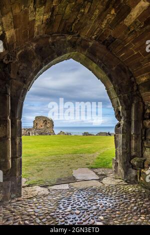 Torbogen in St. Andrews Castle Ruinen aus dem 13. Jahrhundert, eine beliebte Touristenattraktion in dieser berühmten Universitätsstadt, St. Andrews, Schottland. Stockfoto