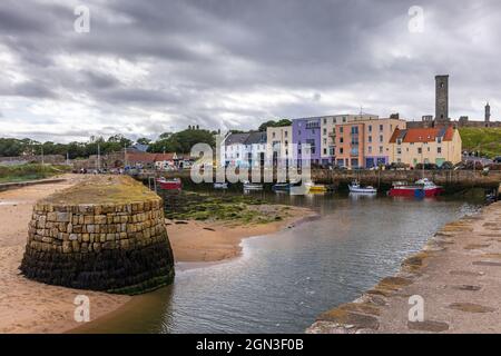 Eingang zum malerischen Hafen von St Andrews an der Ostküste von Fife, Schottland, mit dem hohen St. Rules Tower im Hintergrund. Stockfoto