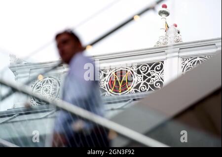 Aktenfoto vom 12-08-2021 von Einem Fan, der neben einem MCC-Logo auf dem Boden ankommt. Ausgabedatum: Mittwoch, 22. September 2021. Stockfoto