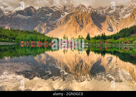 Niedriger Kachura See auch bekannt als shangrila See Stockfoto