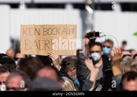 Karlsruhe, Deutschland. September 2021. Ein Mann hält bei einer Wahlveranstaltung für Bündnis 90/die Grünen ein Pappschild mit der Aufschrift „kein Bock auf Baerbock“ hoch. Quelle: Philipp von Ditfurth/dpa/Alamy Live News Stockfoto