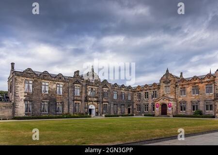 Gebäude der University of St. Andrews Lower College Hall von der anderen Seite des Vierecks der St. Salvators Chapel aus gesehen. Stockfoto