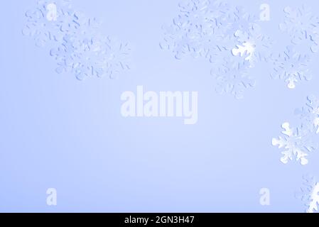Glänzende Schneeflocke funkelt auf blauem Hintergrund. Winter- oder Weihnachtskonzept. Nahaufnahme. Selektiver Fokus. Platz für Text. Stockfoto