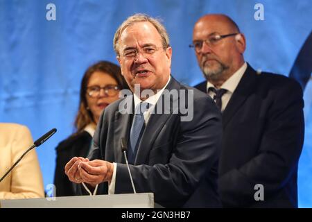 Stralsund, Deutschland. September 2021. Armin Laschet, Vorsitzender der CDU und Kanzlerkandidat der CDU/CSU, nimmt am 21. September 2021 an einer Wahlveranstaltung der CDU zu den Bundestagswahlen in Stralsund Teil. Kredit: Shan Yuqi/Xinhua/Alamy Live Nachrichten Stockfoto