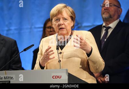 Stralsund, Deutschland. September 2021. Bundeskanzlerin Angela Merkel nimmt an einer Wahlkundgebung der CDU für die Bundestagswahl in Stralsund, Norddeutschland, am 21. September 2021 Teil. Kredit: Shan Yuqi/Xinhua/Alamy Live Nachrichten Stockfoto