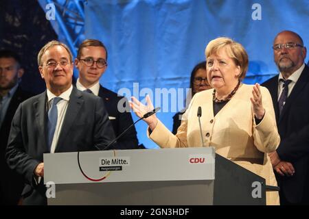 Stralsund, Deutschland. September 2021. Bundeskanzlerin Angela Merkel (R, Front) und Armin Laschet (L, Front), Vorsitzender der CDU und Kanzlerkandidat der CDU/CSU, nehmen am 21. September 2021 an einer Wahlkundgebung der CDU zu den Bundestagswahlen in Stralsund, Norddeutschland, Teil. Kredit: Shan Yuqi/Xinhua/Alamy Live Nachrichten Stockfoto