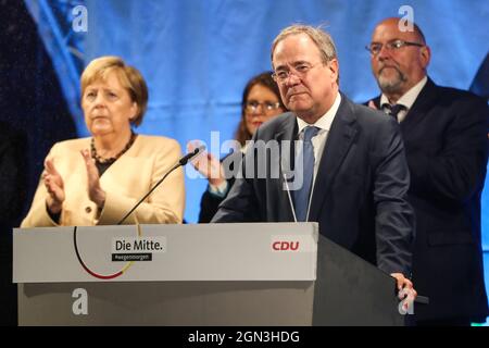 Stralsund, Deutschland. September 2021. Bundeskanzlerin Angela Merkel (1. L) und Armin Laschet (2. R), Vorsitzender der CDU und Kanzlerkandidat der CDU/CSU, nehmen am 21. September 2021 an einer Wahlkundgebung der CDU zur Bundestagswahl in Stralsund Teil. Kredit: Shan Yuqi/Xinhua/Alamy Live Nachrichten Stockfoto