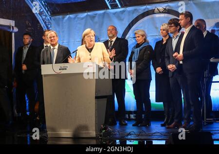 Stralsund, Deutschland. September 2021. Bundeskanzlerin Angela Merkel und Armin Laschet, Vorsitzender der CDU und Kanzlerkandidat der CDU/CSU, nehmen am 21. September 2021 an einer Wahlveranstaltung der CDU zur Bundestagswahl in Stralsund Teil. Kredit: Shan Yuqi/Xinhua/Alamy Live Nachrichten Stockfoto