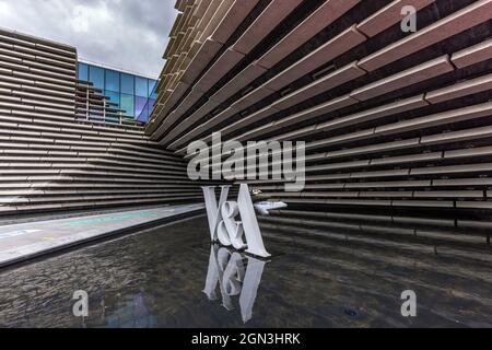 V&A Dundee Design Museum, das von Kengo Kuma an der Riverside Esplanade im Rahmen der Stadterneuerung am Wasser in Schottland, Großbritannien, entworfen wurde. Stockfoto