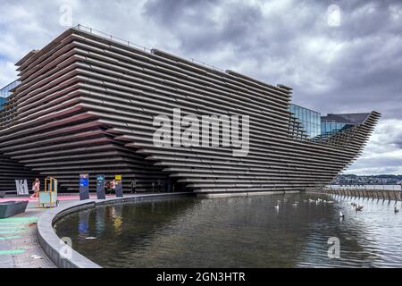 V&A Dundee Design Museum, das von Kengo Kuma an der Riverside Esplanade im Rahmen der Stadterneuerung am Wasser in Schottland, Großbritannien, entworfen wurde. Stockfoto