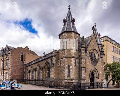 Die alte Congregational Church in der Panmure Street, Dundee. Diese ehemalige gotische Kirche wurde 1985 in eine Bibliothek und einen Saal der Dundee High School umgewandelt. Stockfoto