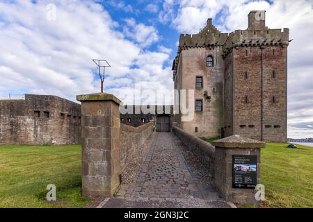 Broughty Castle ist eine historische Burg am Ufer des Flusses Tay in Broughty Ferry, Dundee, Schottland. Stockfoto