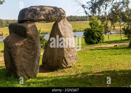 An einem sonnigen Tag werden am Ufer des Sees große Steine gebildet Stockfoto
