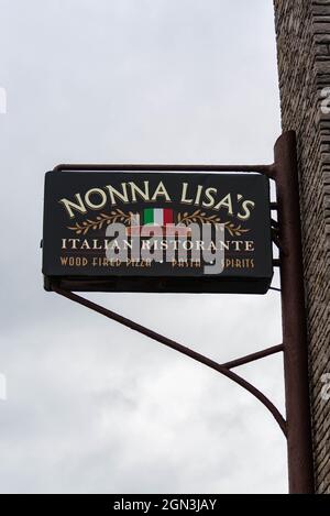 Mackinaw City, MI - 15. Juli 2021: Schild für Nonna Lisas Restaurant l in Mackinaw City am MI am 15. Juli 2021. Stockfoto