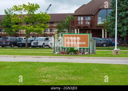 Mackinaw City, MI - 15. Juli 2021: Schild für Straits State Harbour l in Mackinaw City am MI am 15. Juli 2021. Stockfoto