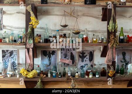 Die Regale der Flaschen mit den alten Medikamenten des alten Apothekers Stockfoto