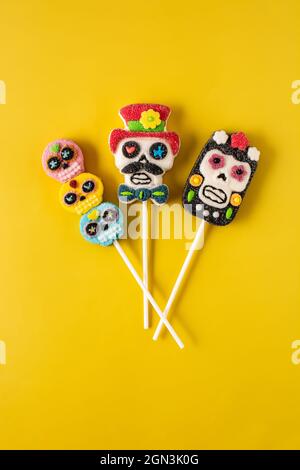Candy Totenkopf Lutscher auf gelbem Hintergrund Stockfoto