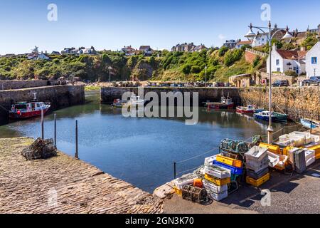 Das historische Fischerdorf Crail, mit seinem malerischen Hafen und bunten Fischerbooten, an der Ostküste von Fife, Schottland. Stockfoto